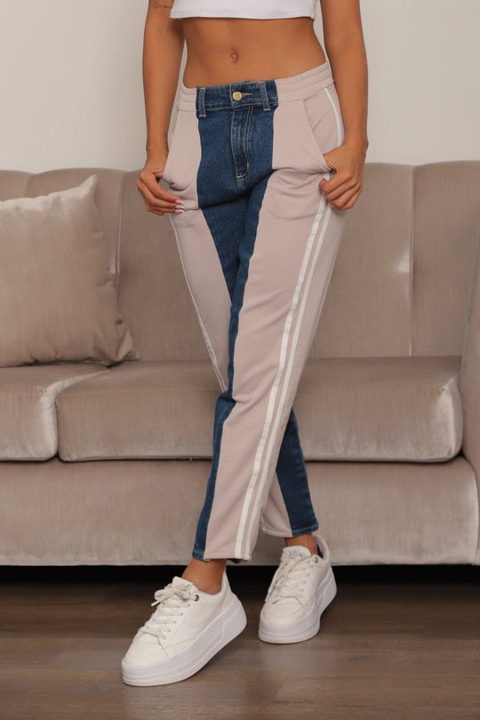 PANTALON DAMA SLOUCHY, AZUL EN DENIM LICRADO  Y TELA DE SUDADERA COLOR BEIGE DE LA TENDENCIA SPORTY PANTS , TIRO MEDIO, MODA COLOMBIANA    REF 9764