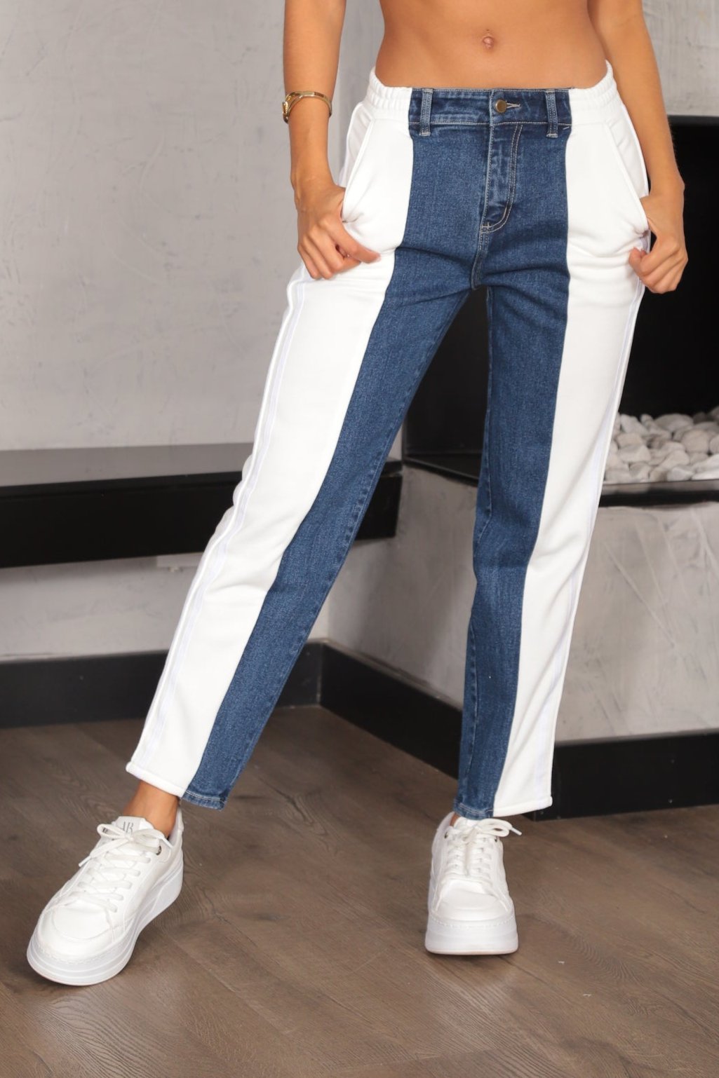 PANTALON DAMA SLOUCHY, AZUL EN DENIM LICRADO  Y TELA DE SUDADERA COLOR BLANCO DE LA TENDENCIA SPORTY PANTS , TIRO MEDIO, MODA COLOMBIANA    REF 9764